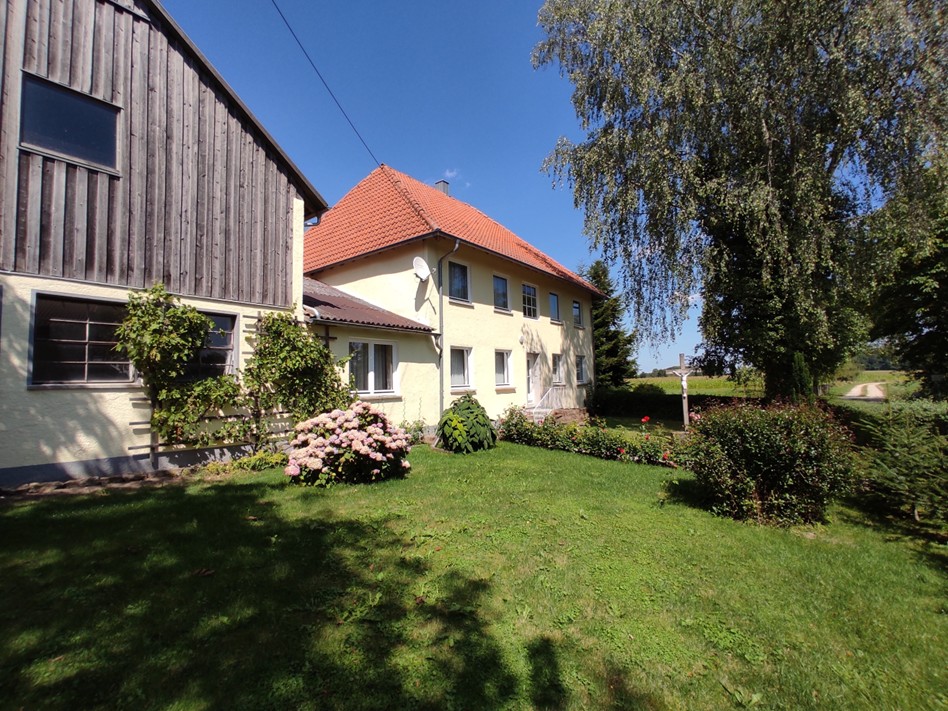 Wohnhaus einer Hofstelle mit angrenzender Stallung